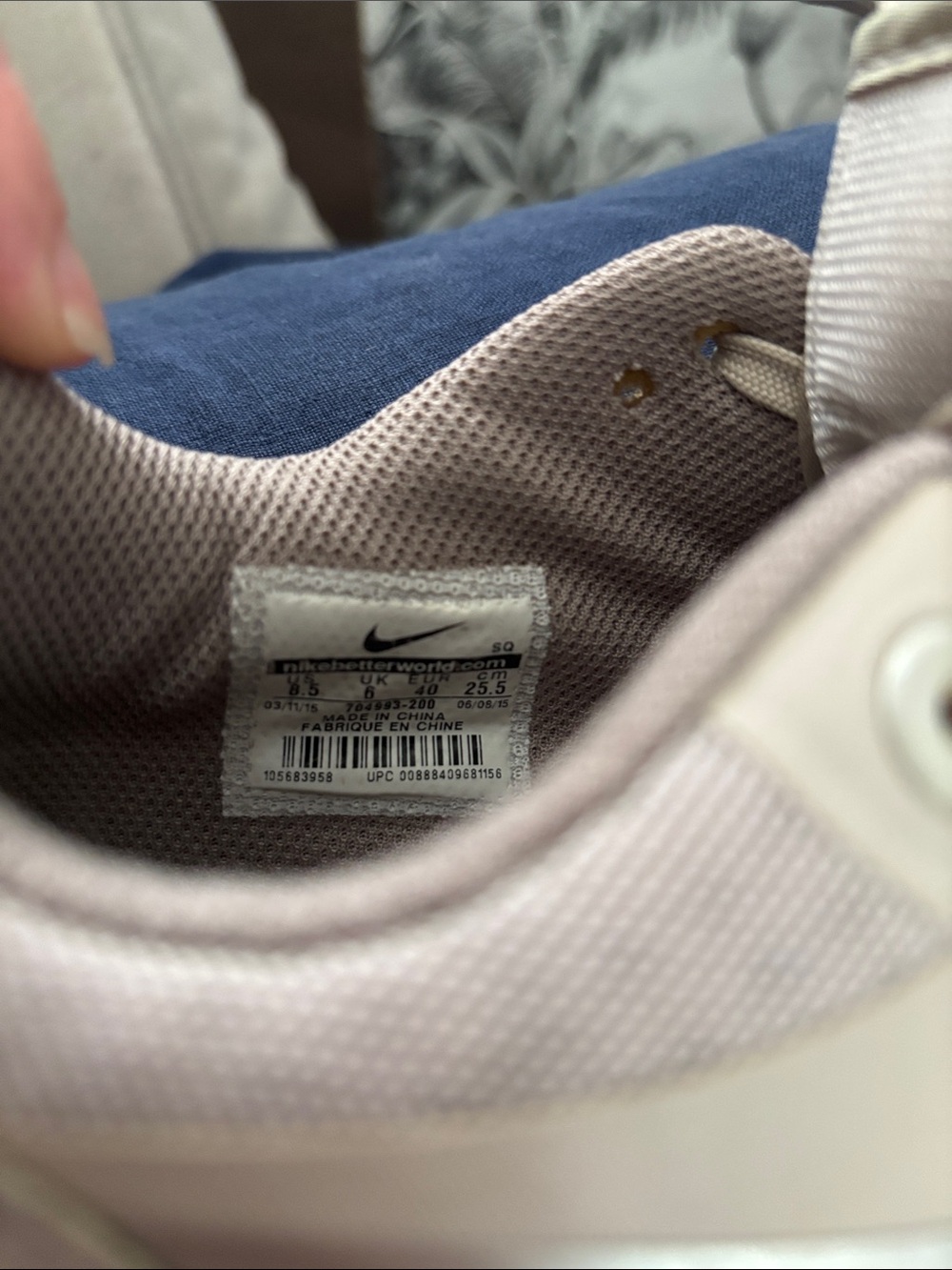 Nike Women’s Air Max 1 in Beige with metallic Logo - Picture 12 of 14